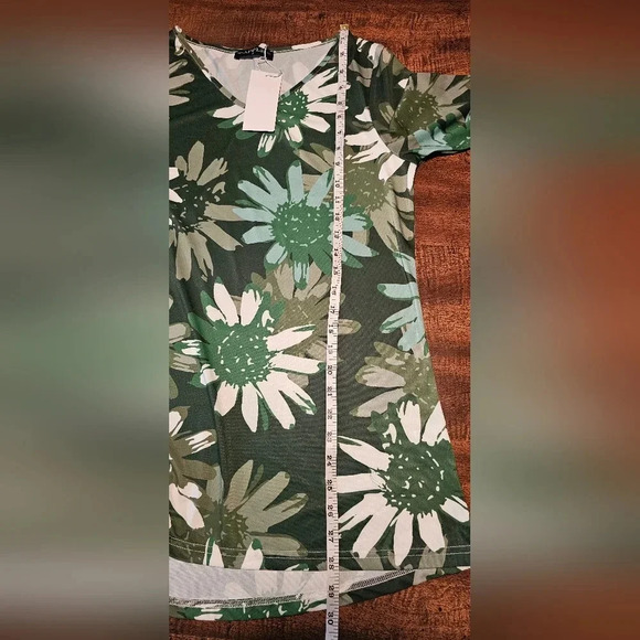 Bon Apple Tea Women's V Neck Long Sleeve Green Daisy Floral Blouse SZ Medium NWT - Picture 10 of 10